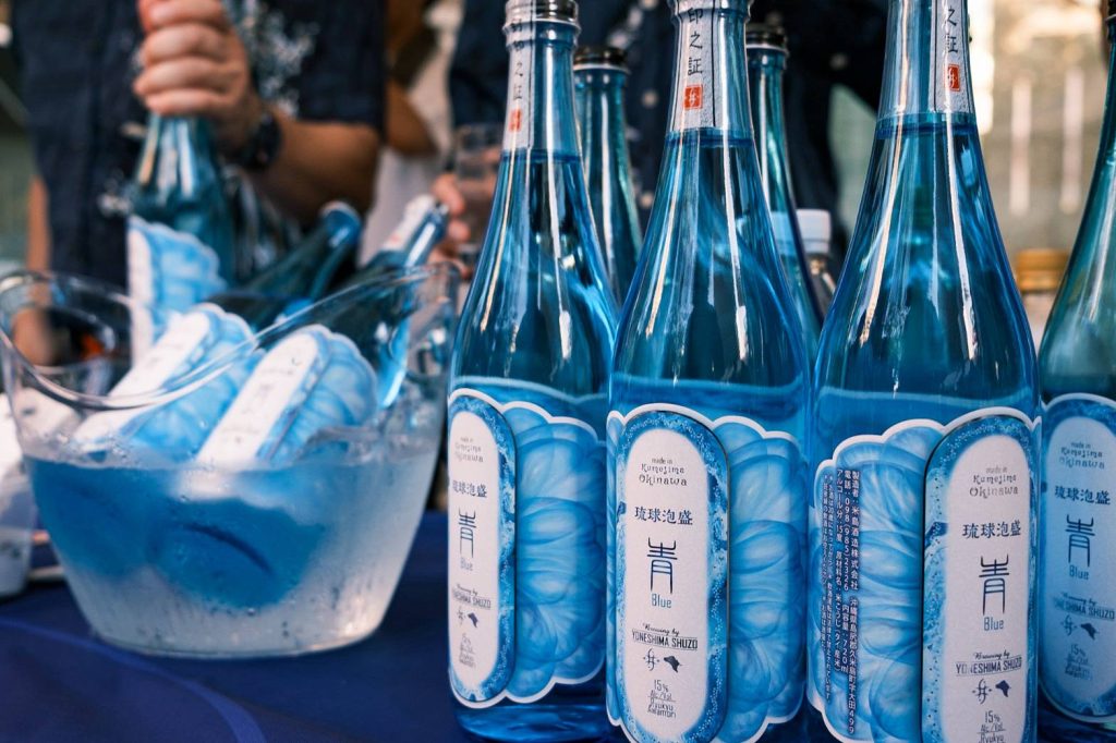 米島酒造さんの青という泡盛のボトル