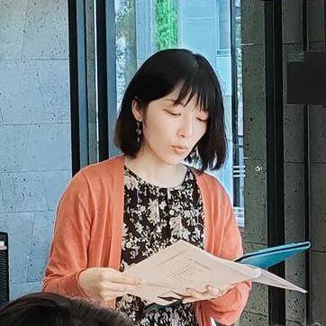 焼酎ワークショップの講師をしている亜樹穂
